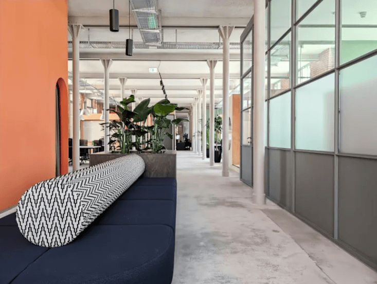 Lounge-Bereich die Fabrik Chemnitz – Bürokomplex der SEO-Agentur